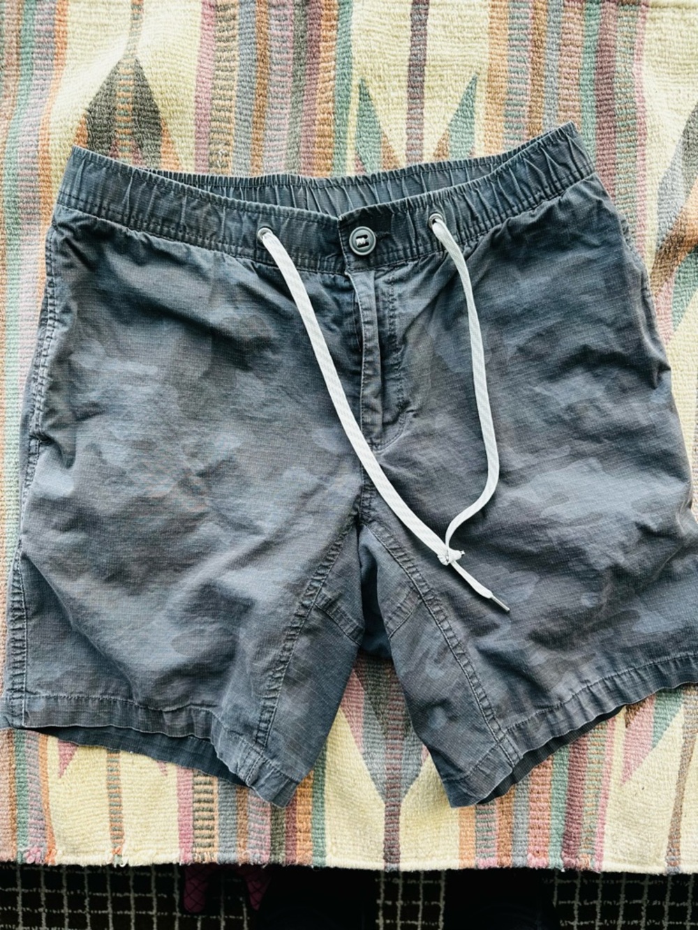 Vuori Ripstop 8.5” Shorts with Drawstring Gray Camo Organic Cotton Men’s medium